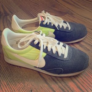 Vintage nike sneakers! Size 8! Worn once!
